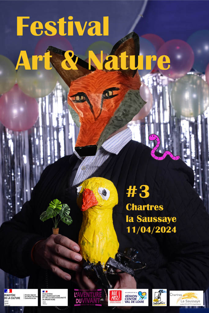 Affiche du Festival Art et Nature 2024 : un personnage humain, vêtu en chemise, avec une tête de renard en papier mâché et des petits personnages autour lui (canard, plante, vers de terre), fond festif avec des ballons.