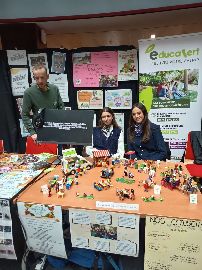 Photo du stand du lyc&eacute;e Educavert Amboise, avec les &eacute;tudiantes qui repr&eacute;sentent l'&eacute;tablissement.
