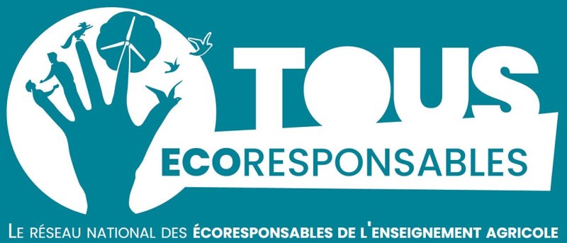  Logo du réseau national des écoresponsables de l'enseignement agricole : une main ouverte dont chaque doigt représente un aspect (les humains qui se saluent, un écureuil, une éolienne et des oiseaux) de l'environnement, avec le texte "Tous écoresponsables"