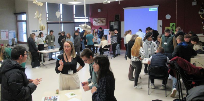 Groupes de personnes qui travaillent.