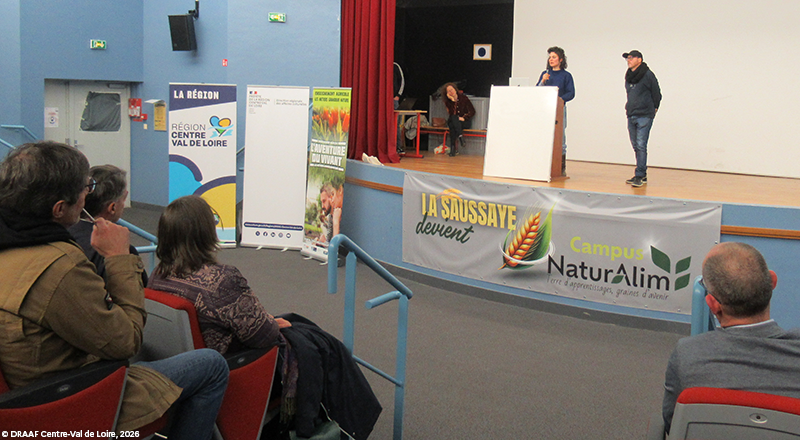 Présentation de la série sonore par Pauline MAUCORT et Rémi DYBOWSKI-DOUAT, qui sont sur scène.