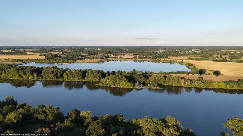 Photographie prise en région Centre-Val de Loire qui montre le paysage aérien avec le fleuve.