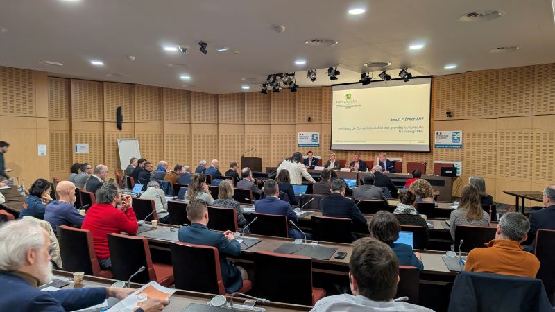 Photo prise du fond de la salle où s'est tenue la rencontre régionale, avec les participants assis et les animateurs proches de la projection.