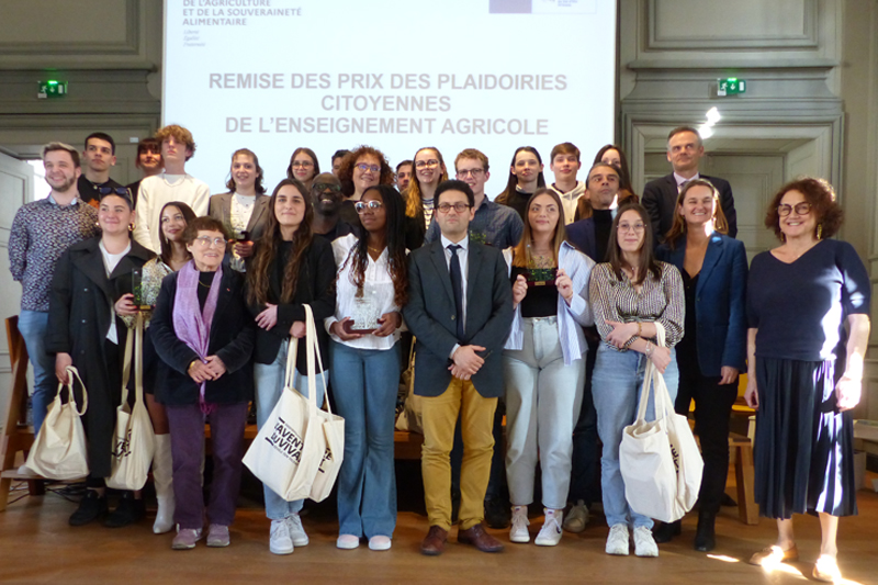 Photo en groupe avec les apprenants et tous ceux qui ont participé à cet événement.