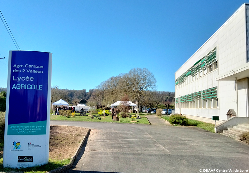 Photo de l'entrée du lycée de Montoire-sur-le-Loir, avec les ateliers au loin.