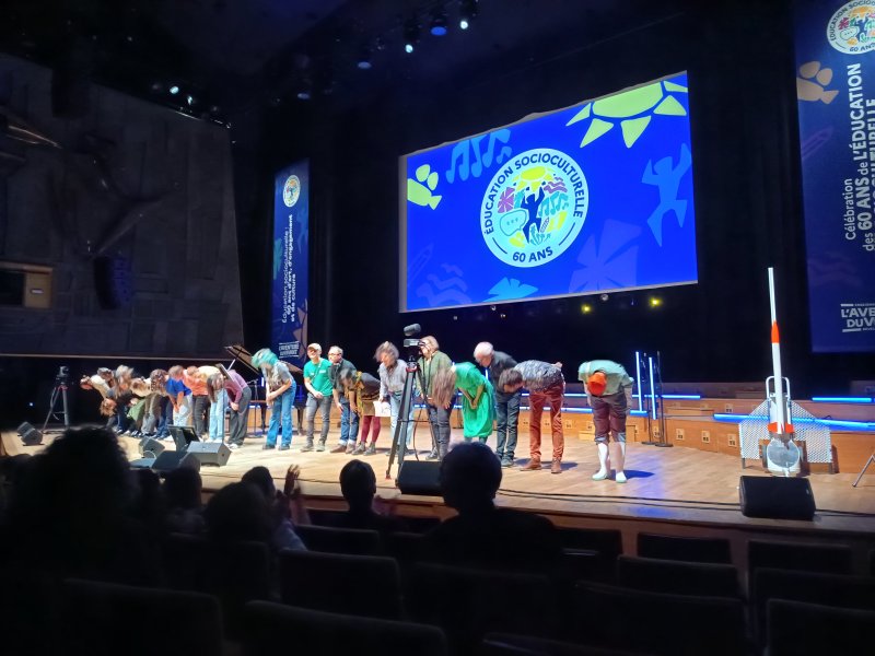 Photo de la sc&egrave;ne avec les participants qui remercient le public.