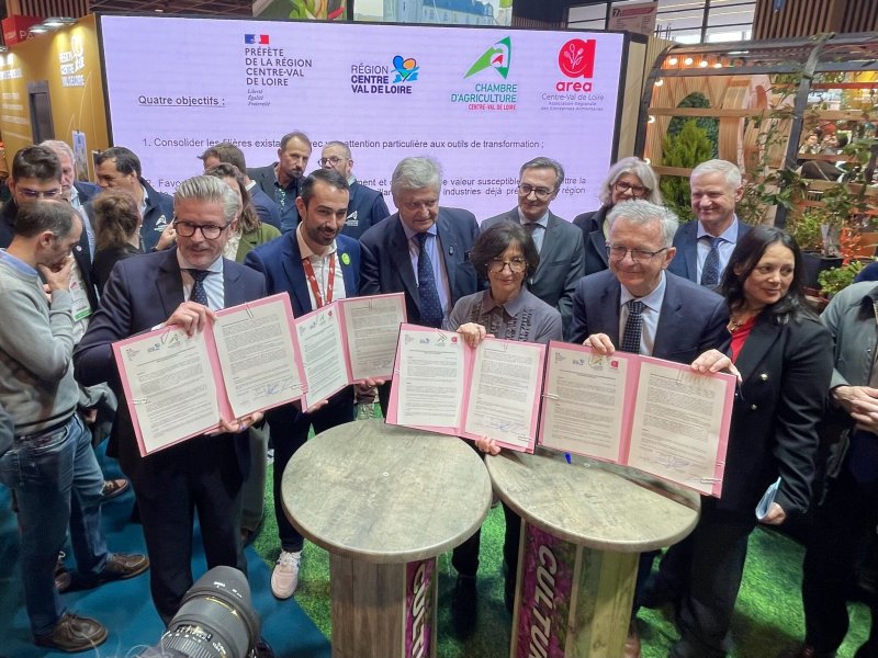 Signature de la d&eacute;claration au stand de la r&eacute;gion Centre-Val de Loire au Salon International de l'Agriculture 2026.