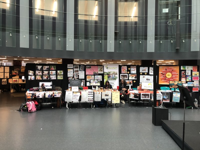 Photo en grand-angle de plusieurs stands de l'&eacute;v&eacute;nement, celui d'Educavert inclus.