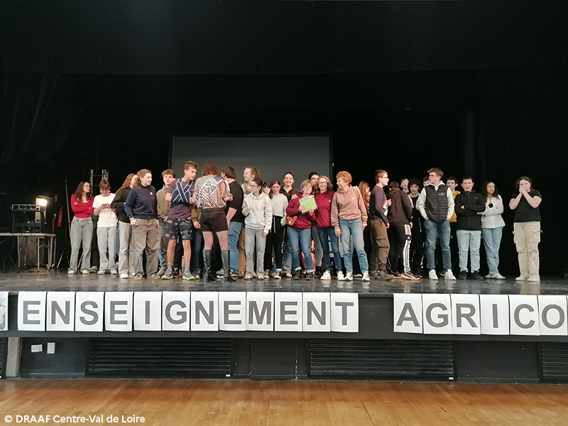 Photo avec les élèves sur la scène.