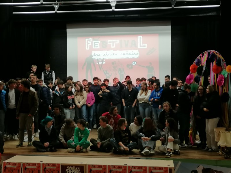 Photo sur scène avec tous les participants du Festival Ciné suédé. Ambience festive et mouvementé.